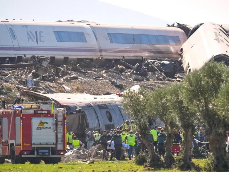 Ισπανία: Σε τουλάχιστον 64 ανήλθε ο αριθμός των νεκρών από το σιδηροδρομικό δυστύχημα (Δείτε βίντεο)