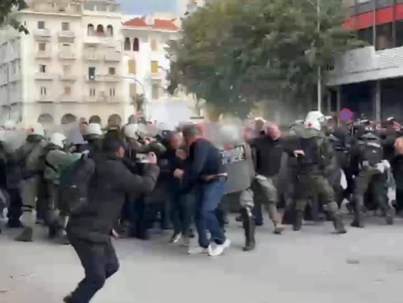 Θεσσαλονίκη: Επεισόδια στην αντιφασιστική πορεία για την ομιλία Κασιδιάρη