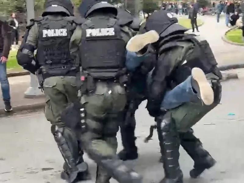 Επεισόδια στη Θεσσαλονίκη: Αστυνομικοί συλλαμβάνουν... σηκωτό διαδηλωτή