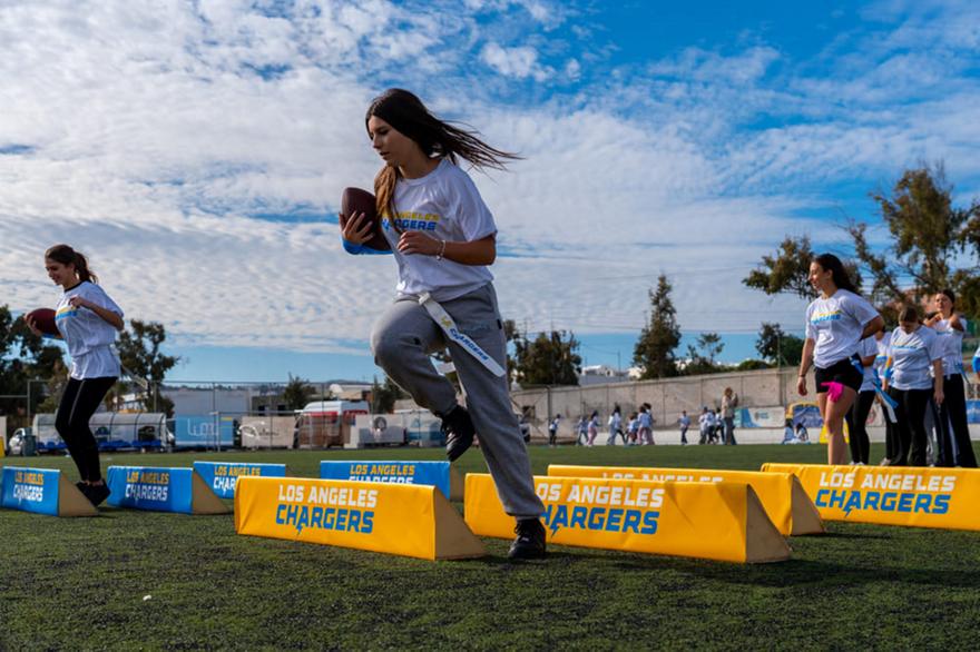 Περισσότερα από 500 παιδιά συμμετείχαν στα NFL Flag Football Camps των Los Angeles Chargers στη Σαντορίνη