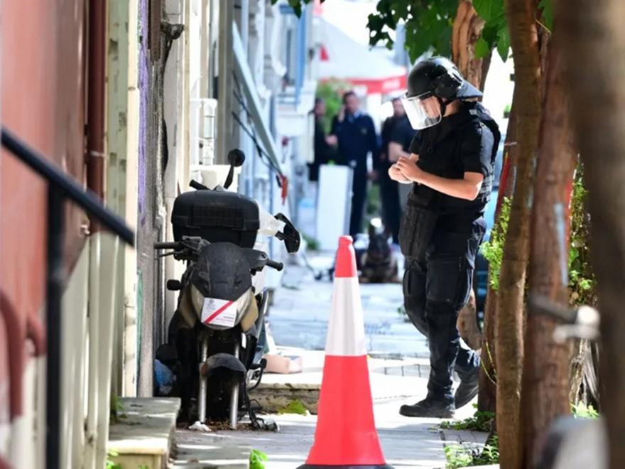 Συναγερμός στην Ομόνοια για ύποπτο χαρτοκιβώτιο - Πού έχει διακοπεί η κυκλοφορία
