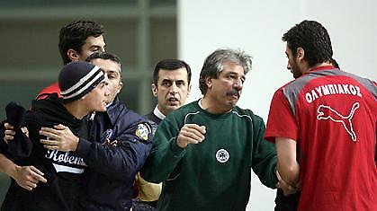 Επίθεση φιλάθλων του ΠΑΟ σε πολίστες του Ολυμπιακού!