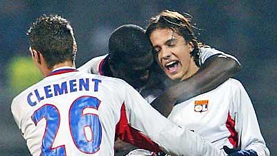 «Πεντάρα» και κορυφή η Λιόν