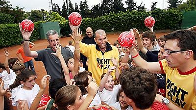 Ο Ζιντάν κοντά στα παιδιά
