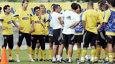 Επιστρέφει στη «βάση» της