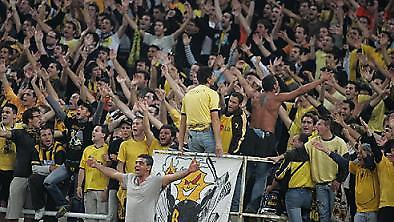 Στο σκαμνί για τους φιλάθλους