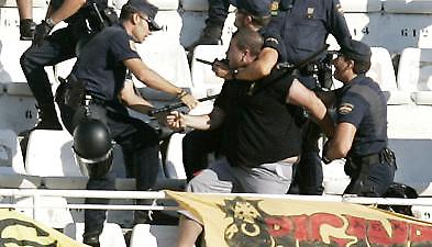Επεισόδιο φιλάθλων της ΑΕΚ με την αστυνομία στη Σεβίλλη