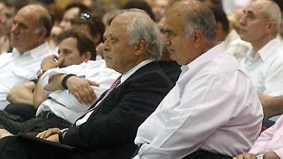 Ένταση, αποδοκιμασίες και… μπουκάλια!