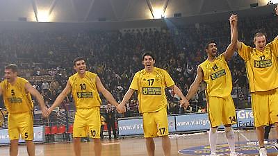 Με την πλάτη στον τοίχο…