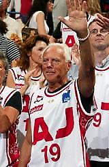 Θα φοράει Αρμάνι για ακόμα τρία χρόνια