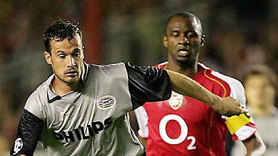 Βολεύτηκαν στο 1-1 PSV και Άρσεναλ