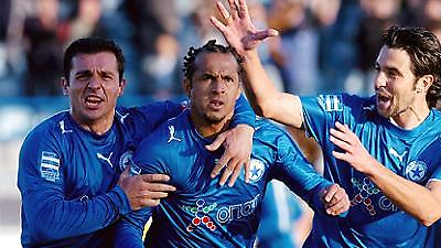 Στη σκιά των «αιωνίων»