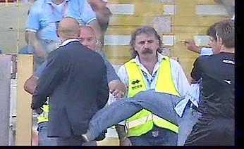 Προπονητής κλώτσησε… προπονητή!