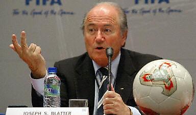 Περικοπές στα συμβόλαια συνιστά ο Μπλάτερ