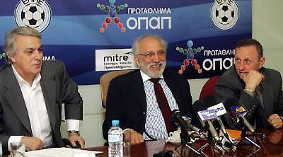 Η κόντρα καλά κρατεί…