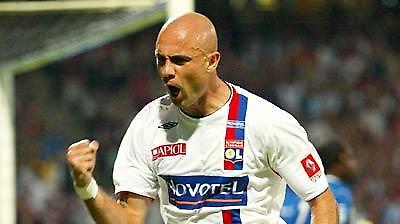 Επέκταση συμβολαίου σε Κρις από τη Λιόν