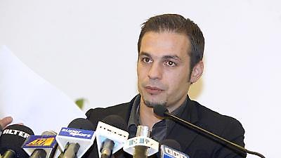 Ανοίγει τα χαρτιά του…