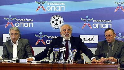 Η κόντρα καλά κρατεί...