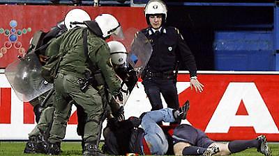 Δέδες: «Σηκώνουμε τα χέρια ψηλά...»