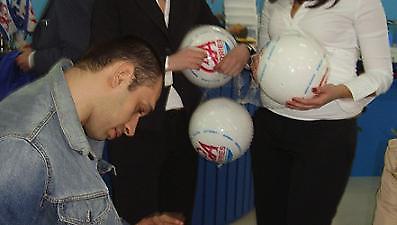 Πολλά δώρα και αυτόγραφα…