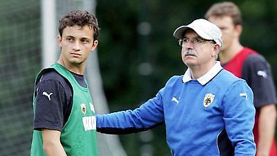 Κάνει τα πλάνα του…