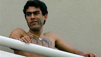 Κρέμονται από τα χείλη του…