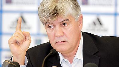 Η κόντρα καλά κρατεί…