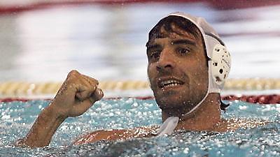 «Αγγίζει» την κούπα…