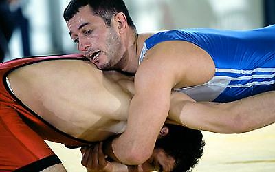 «Πάλεψε»… με μια σφαίρα