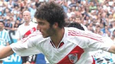 Στην «βασίλισσα» και επίσημα ο Χιγκουαΐν