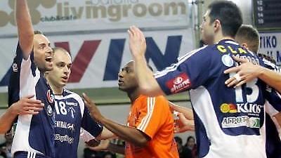 Κρατά ρόπαλο και... κύπελλο