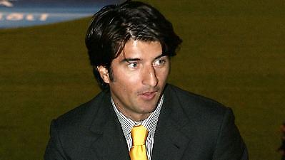 Γυρίζει με… κοστούμι