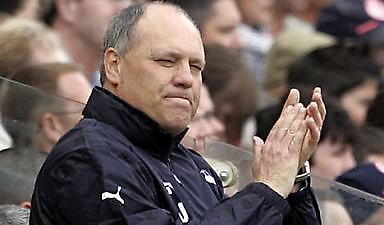 Σε αναμμένα κάρβουνα κάθεται ο Γιολ