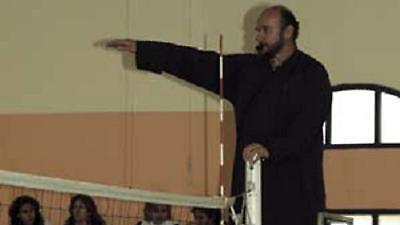 Ένας διαιτητής με ράσα!