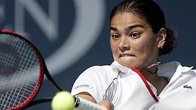 Υποκλίθηκε η Λένα