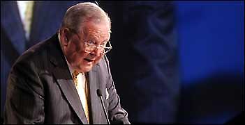 Παραμένει στο πόστο του ο Γιόχανσον