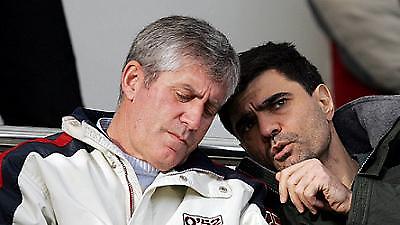 Ψάχνει για «λαβράκια»