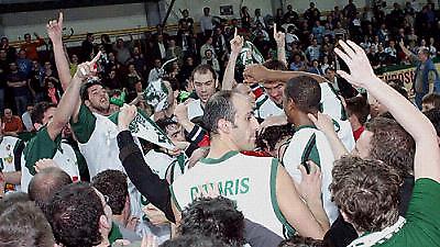 Τους πέταξαν στο... δρόμο