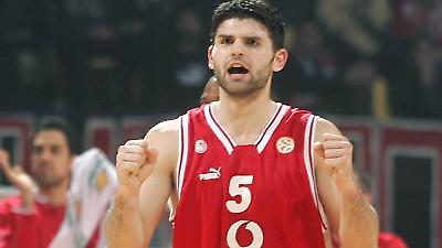 Κρατά τον Παπαμακάριο, φέρνει πίσω τον Πρίντεζη