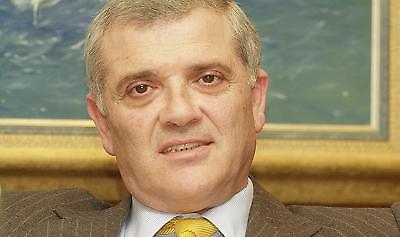 Ανοίγει τα χαρτιά του…