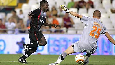 Έρχεται και υπογράφει…