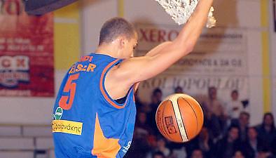 Ξύλο και στα κλαμπ…!