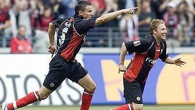 Τριπλή ανανέωση στην Άιντραχτ