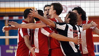 Δύο έξω, ένας μέσα