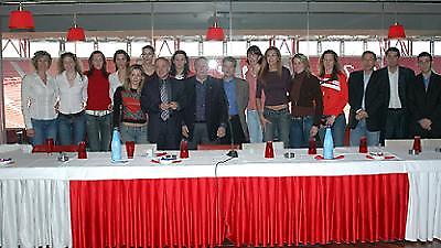 Παρουσίαση με «ερυθρόλευκη» λάμψη