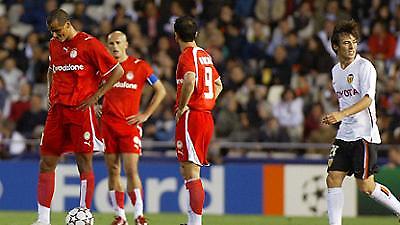 «Ερυθρόλευκος» χάρτινος πύργος…