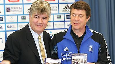 Έρχεται και απαντά…