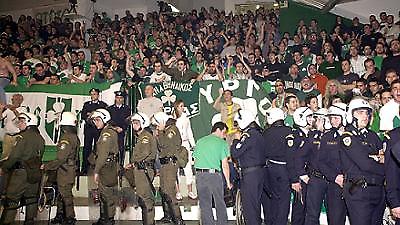 Τα βλέμματα στο «ντέρμπι αιωνίων»