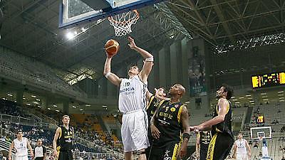 Νίκη με φόντο την κούπα