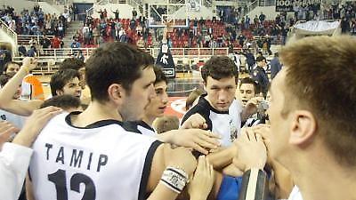 Παραμένει στο κόλπο